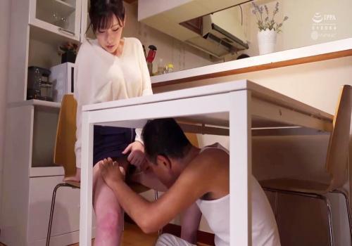 Bố chồng hú hí bú lồn cho con dâu khi không có ai ở nhà